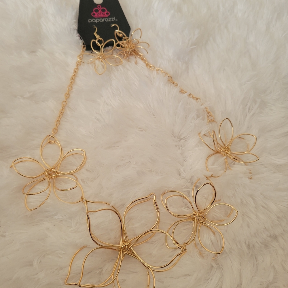 Floral 3D necklace - Picture 3 of 3
